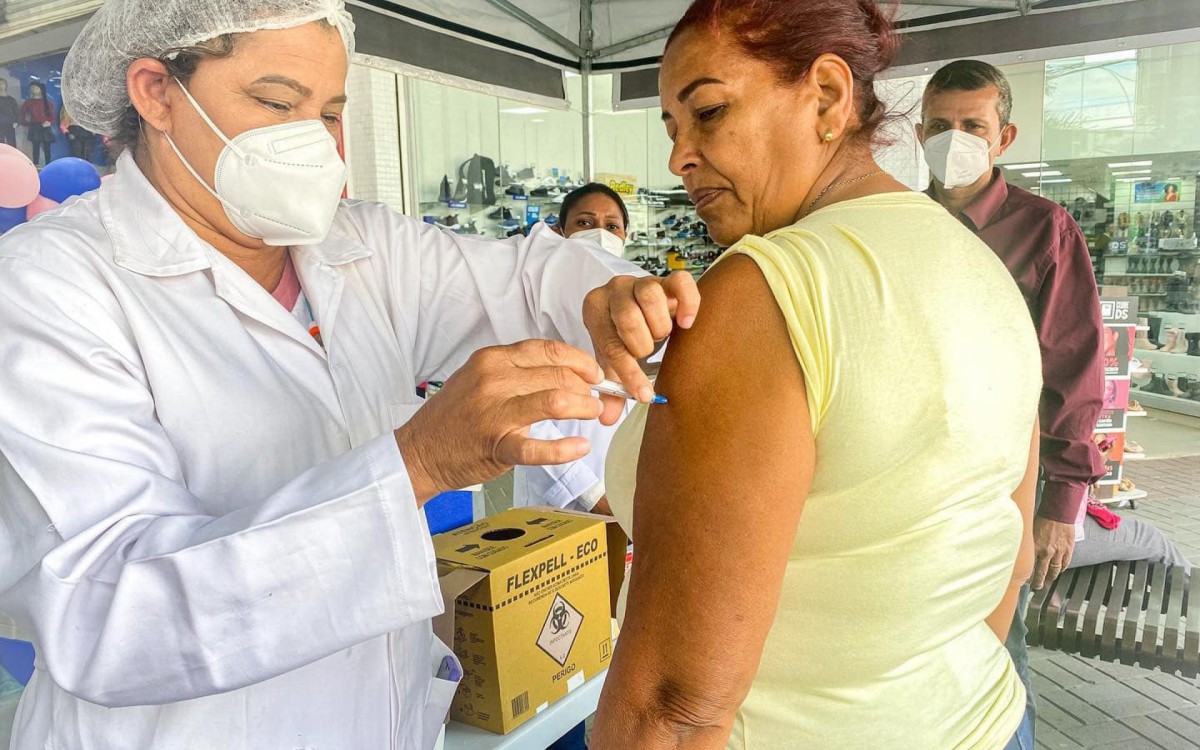 Muitas pessoas j&aacute; se vacinaram no shopping