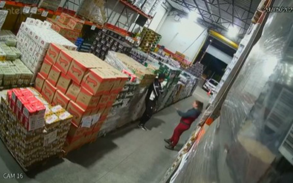 Dono do estabelecimento percebe uma movimentação ao lado de fora do depósito - Reprodução