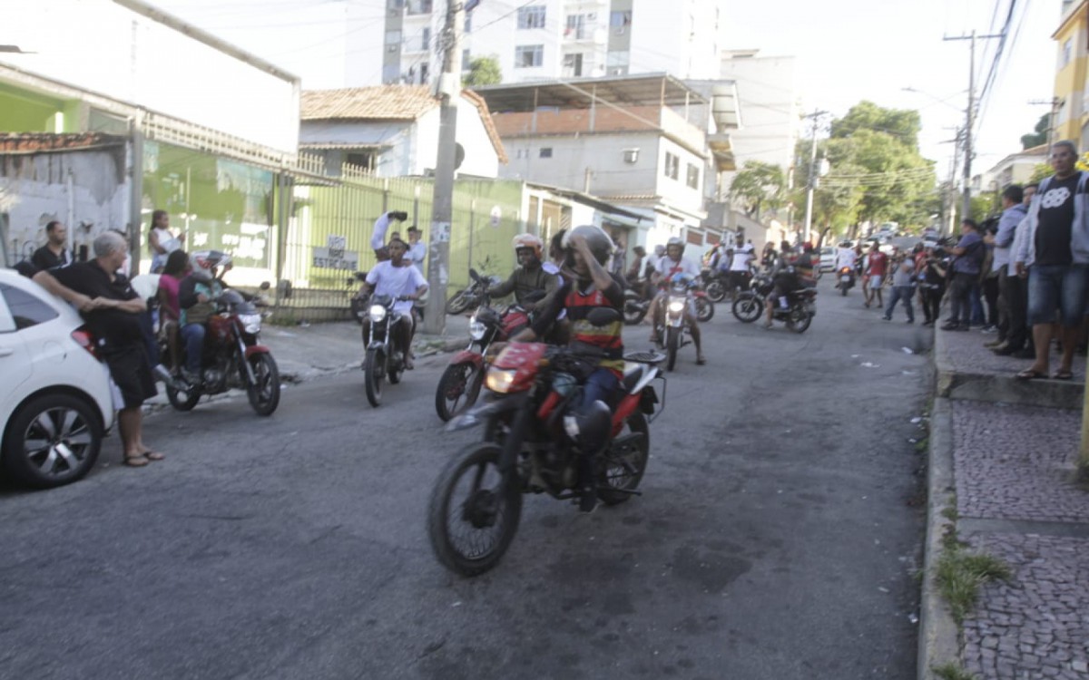 Ato acontece na porta do Hospital Estadual Get&uacute;lio Vargas e na Avenida Br&aacute;s de Pina, na Penha