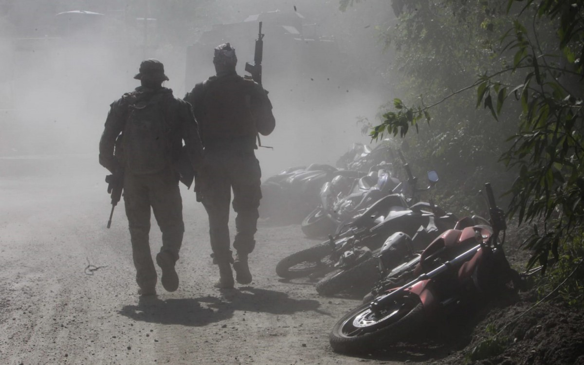 Operação policial no Complexo da Penha. Na foto, motos abandonadas por criminosos em área próximo à mata. - Reginaldo Pimenta