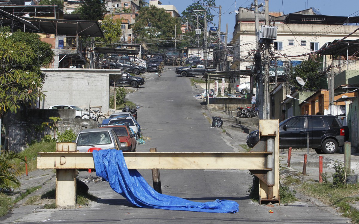 Policia - Opera&ccedil;ao policial no Complexo da Penha, zona norte do Rio, na manha de hoje. 