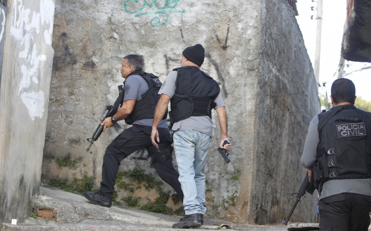 Policia - Opera&ccedil;ao policial no Jardim Novo, em Realengo, zona oeste do Rio. Na foto, policiais em movimenta&ccedil;ao no interior da comunidade.