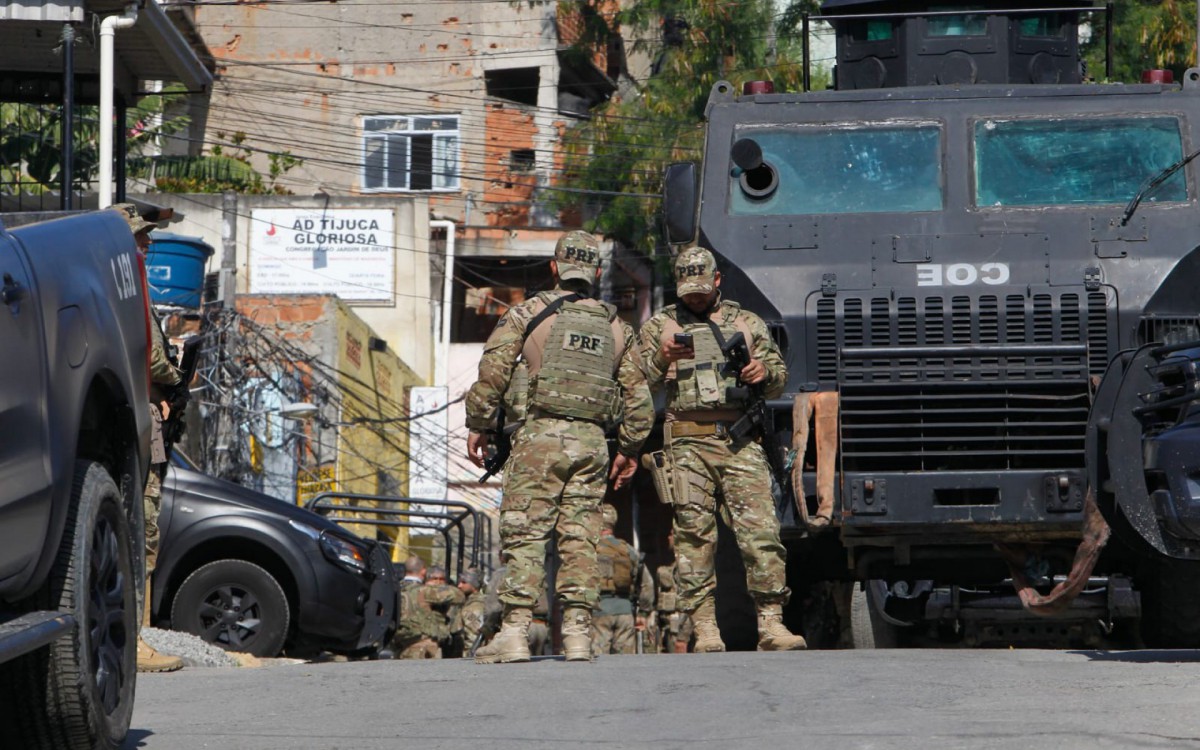 Megaopera&ccedil;&atilde;o policial na Vila Cruzeiro, no bairro da Penha, na Zona Norte do Rio, tem a participa&ccedil;&atilde;o do  Batalh&atilde;o de Opera&ccedil;&otilde;es Policiais, da Pol&iacute;cia Federal e a Pol&iacute;cia Rodovi&aacute;ria Federal  - Reginaldo Pimenta/Ag&ecirc;ncia O Dia