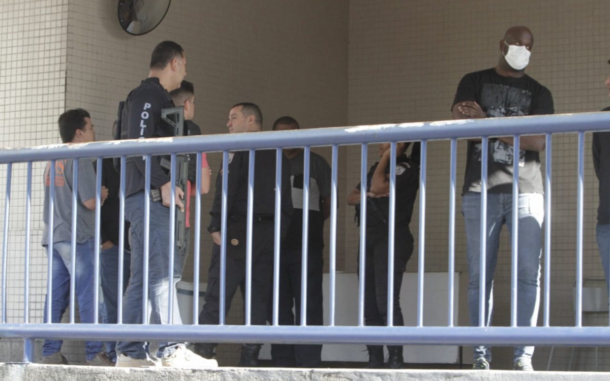 Familiares dos feridos na opera&ccedil;&atilde;o da Vila Cruzeiro estiveram na porta do Hospital Estadual Get&uacute;lio Vargas, na Penha