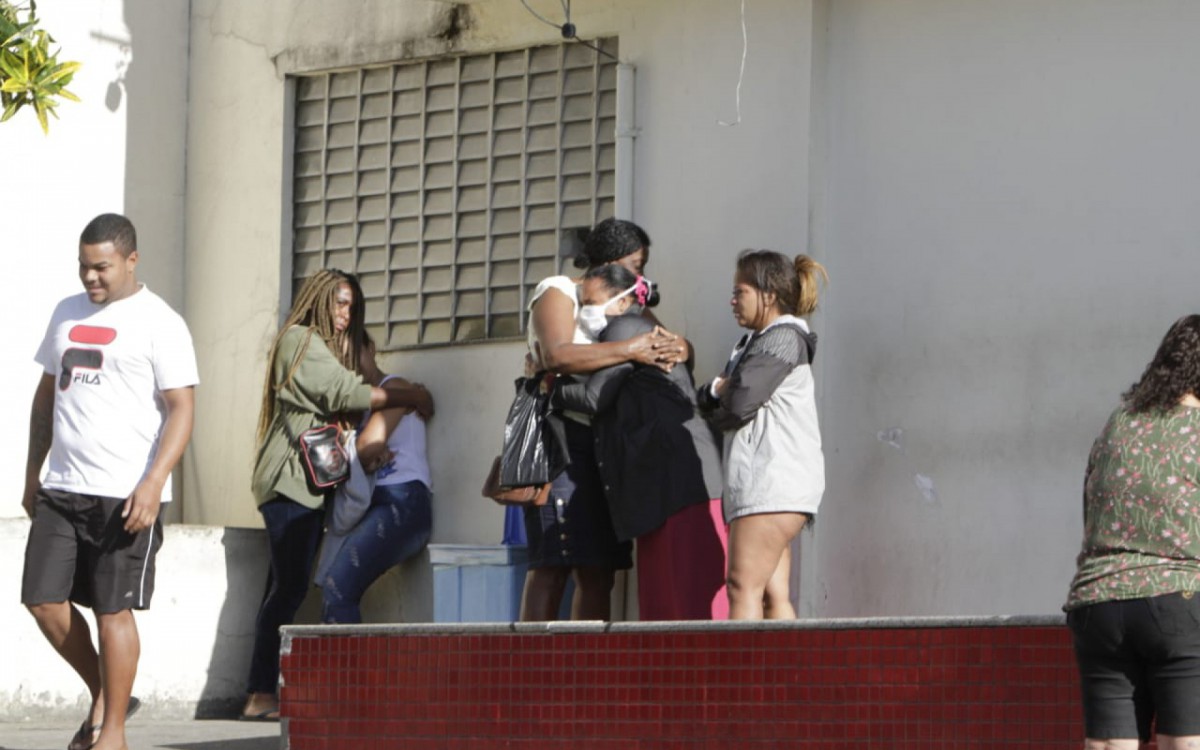 Familiares dos feridos na opera&ccedil;&atilde;o da Vila Cruzeiro estiveram na porta do Hospital Estadual Get&uacute;lio Vargas, na Penha