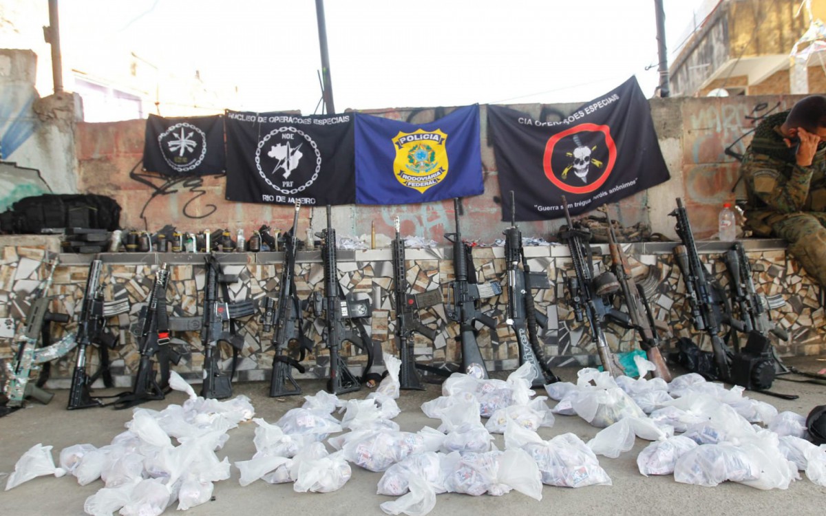 Material apreendido pelos agentes durante a opera&ccedil;&atilde;o na Vila Cruzeiro na parte da manh&atilde; de ter&ccedil;a-feira