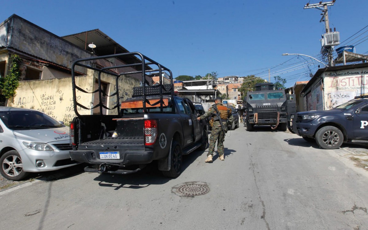 Dez motocicletas e seis carros usados por criminosos em fuga foram apreendidos pelos policiais
