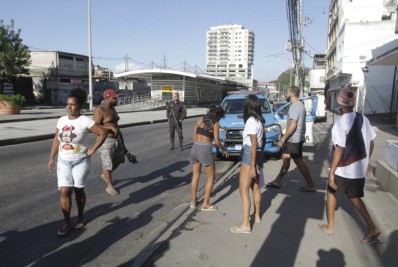 Parentes de baleados e mortos na operação policial na Vila Cruzeiro protestam na Avenida Brás de Pina