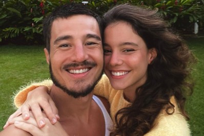 Tiago Iorc posa com a namorada durante férias na Bahia