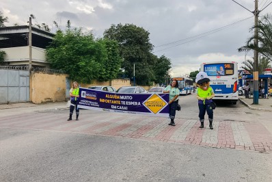 Subsecretaria de Transporte e Trânsito conscientiza motoristas e pedestres em Mesquita