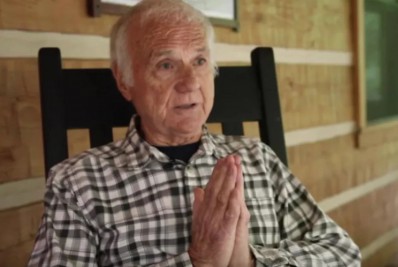 Aos 83 anos, ex-padre homossexual diz estar realizado como ator pornô