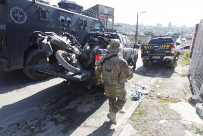 Polícia deu prejuízo de mais de R$ 5 milhões em armas e drogas do tráfico da Vila Cruzeiro