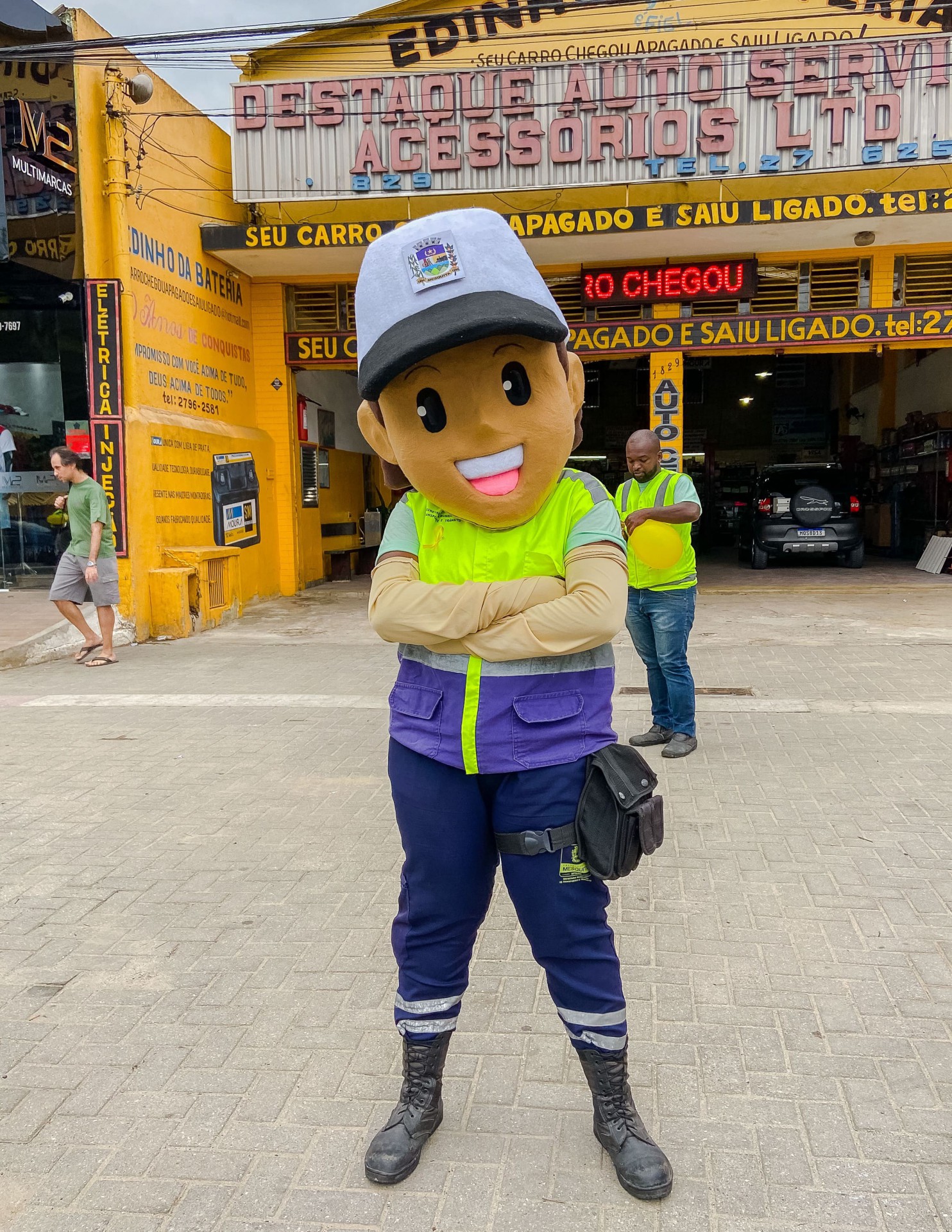 O grupo tamb&eacute;m levou um boneco vivo para transmitir a mensagem de forma mais divertida - Bea Silva/Deborah Elisabeth