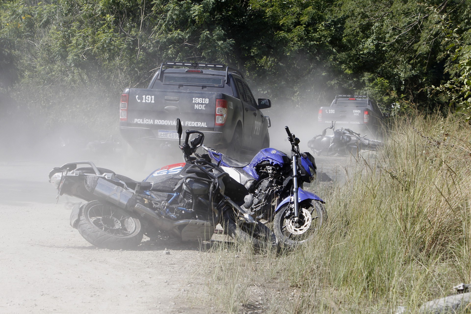 Em fuga durante opera&ccedil;&atilde;o policial no Complexo da Penha, traficantes abandonaram motocicletas em &aacute;rea de mata - Reginaldo Pimenta / Ag&ecirc;ncia O Dia