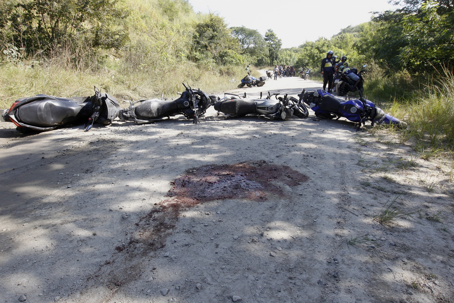 Traficantes abandonaram veículos em área de mata no Complexo da Penha. No chão, o rastro de sangue - Reginaldo Pimenta / Agência O Dia