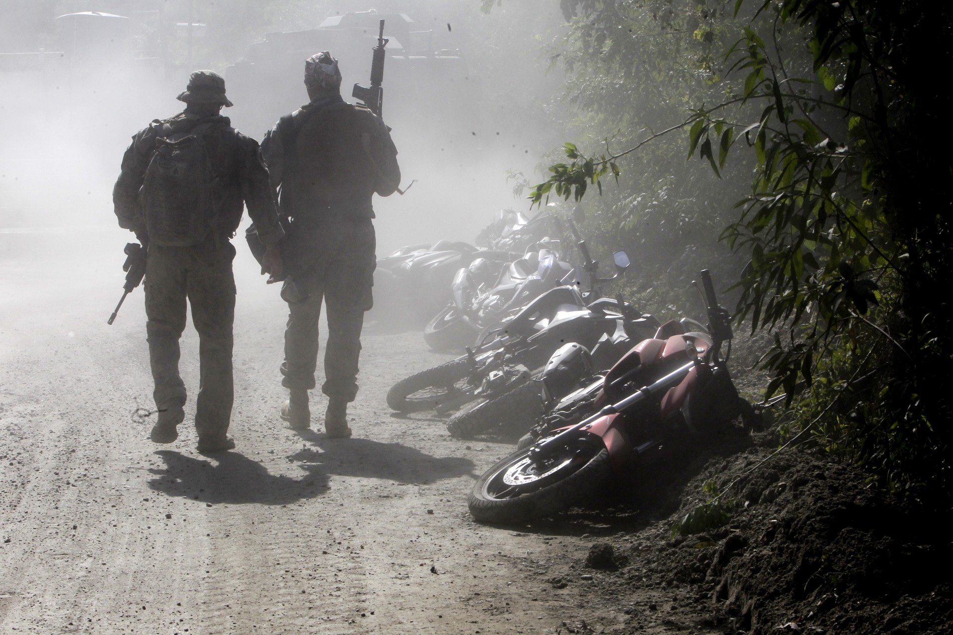 Policia - Operaçao policial no Complexo da Penha, zona norte do Rio, na manha de hoje. Na foto, veiculos abandonados por criminosos. - Reginaldo Pimenta / Agencia O Dia