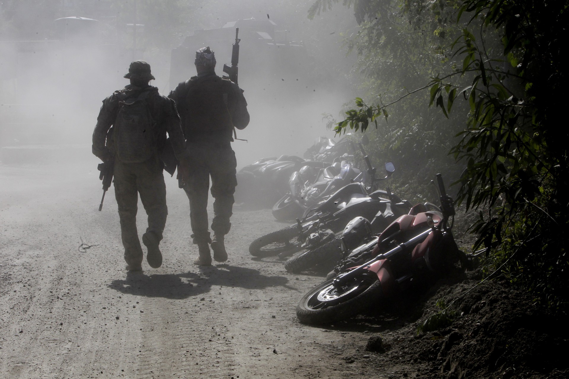 O Complexo da Penha acordou nesta ter&ccedil;a-feira ao som de tiros. Agentes do Batalh&atilde;o de Opera&ccedil;&otilde;es Especiais (Bope), Pol&iacute;cia Federal e Pol&iacute;cia Rodovi&aacute;ria Federal realizaram uma opera&ccedil;&atilde;o para prender l&iacute;deres de fac&ccedil;&atilde;o criminosa - Reginaldo Pimenta / Agencia O Dia
