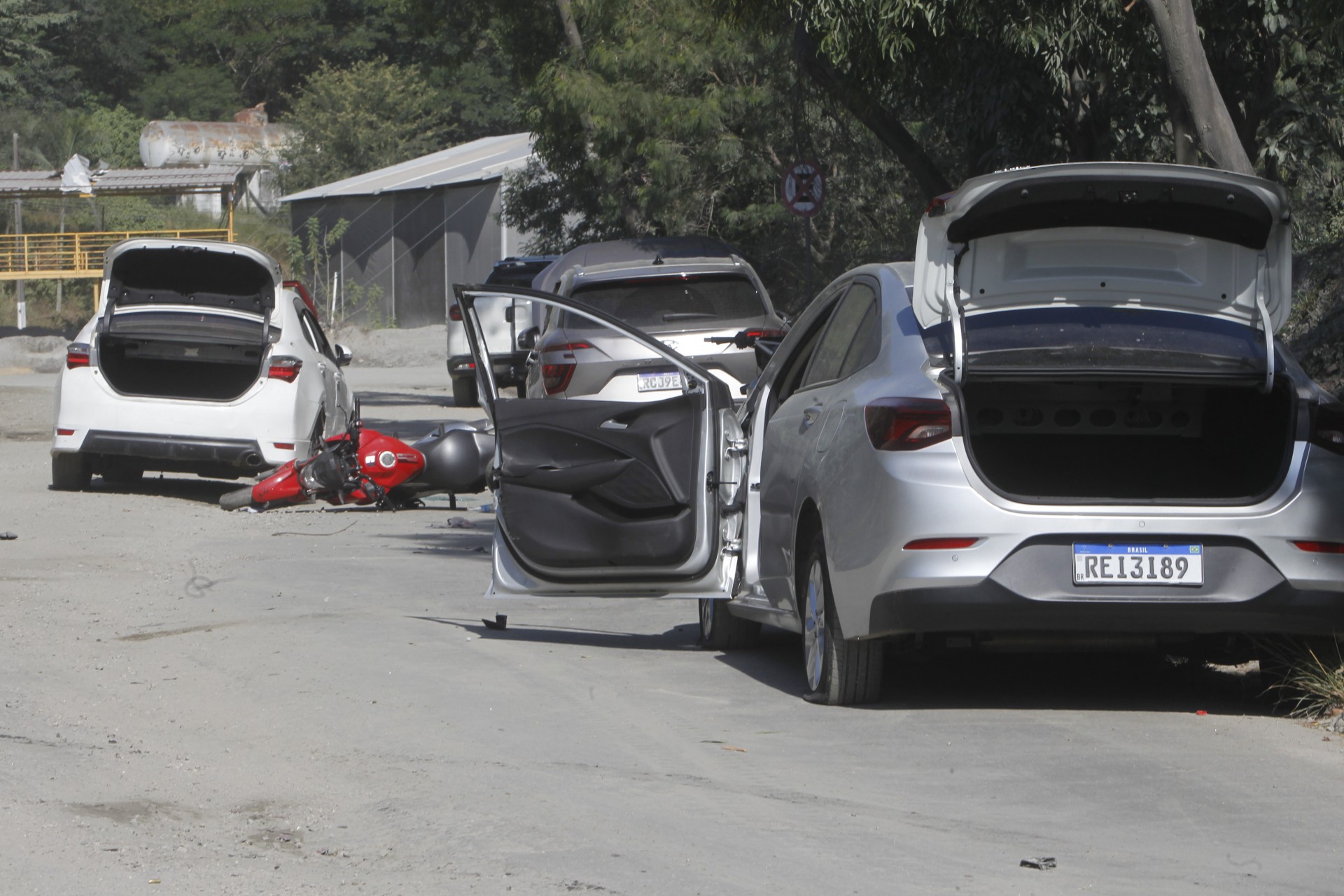 Policia - Operaçao policial no Complexo da Penha, zona norte do Rio, na manha de hoje. Na foto, veiculos abandonados por criminosos. - Reginaldo Pimenta / Agencia O Dia