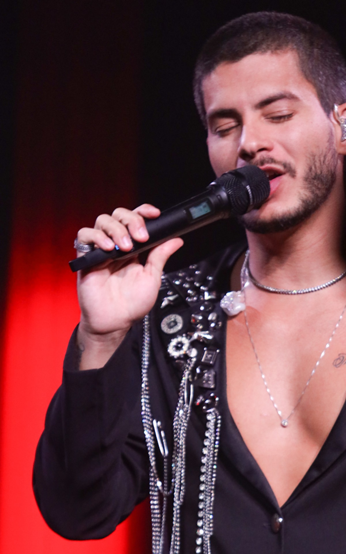 Arthur Aguiar exibe tatuagem com o nome de Ma&iacute;ra Cardi no peito