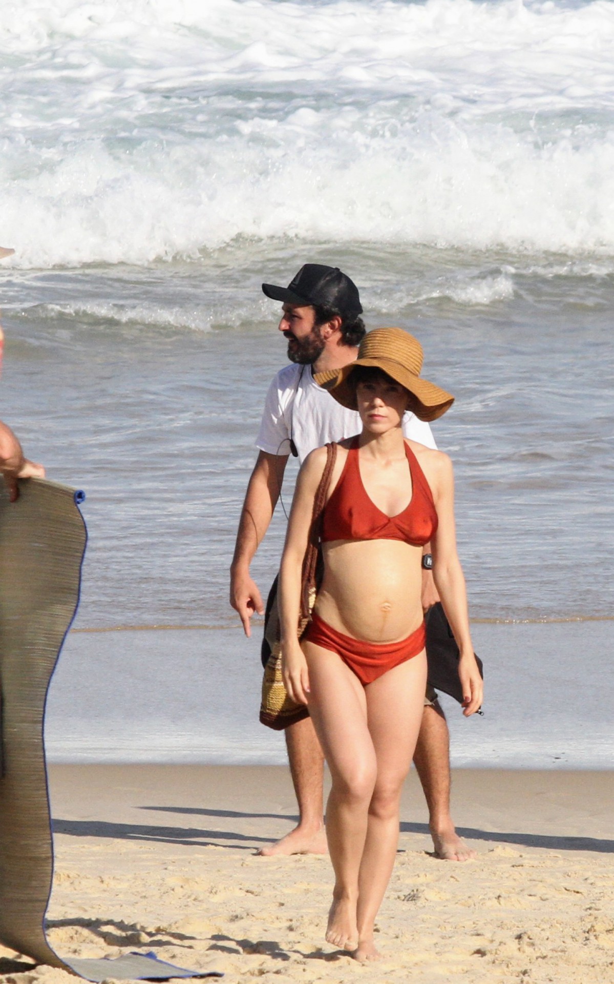Marjorie Estiano grava cenas da s&eacute;rie 'Fim' na Praia de Ipanema, na Zona Sul do Rio, na manh&atilde; desta quarta-feira