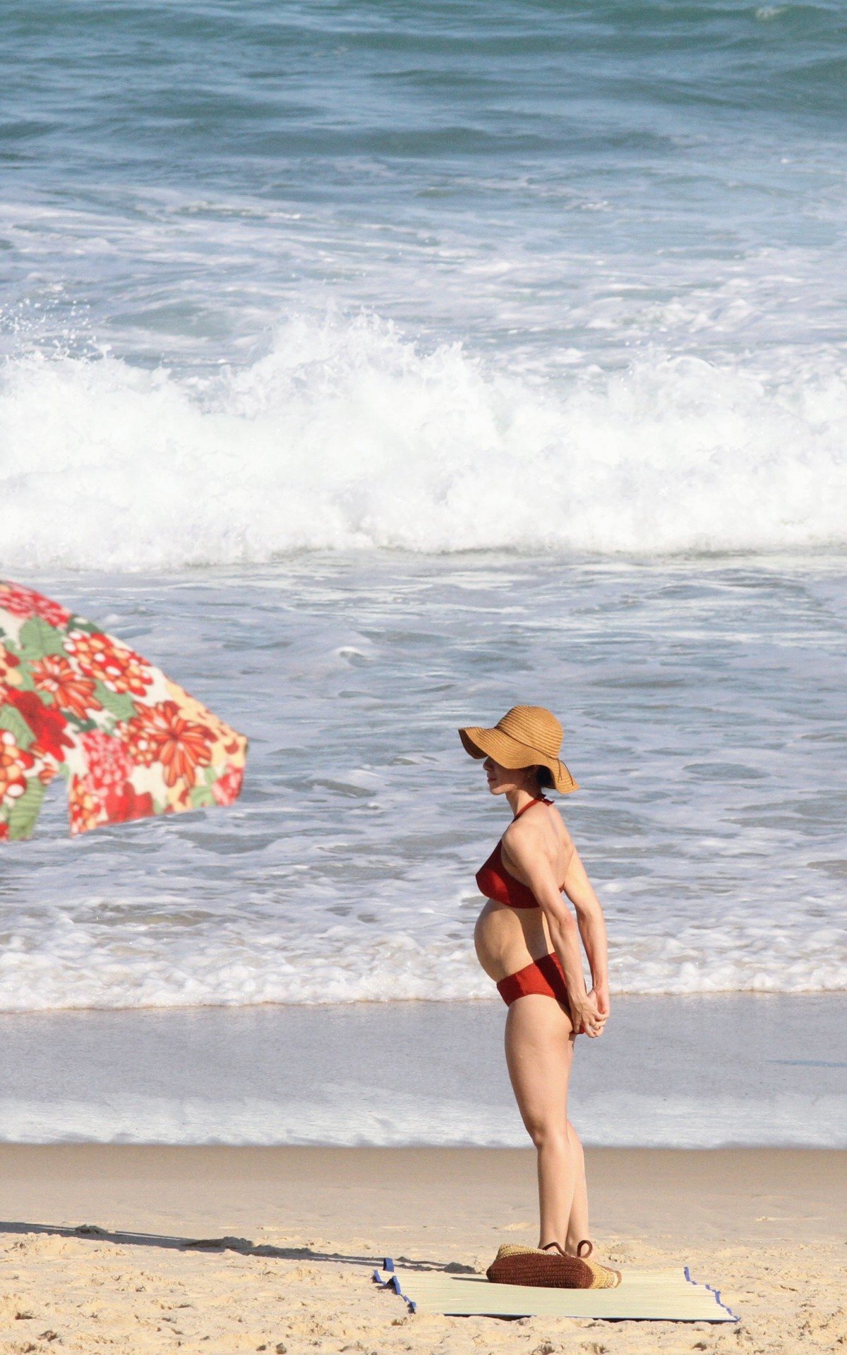 Marjorie Estiano grava cenas da s&eacute;rie 'Fim' na Praia de Ipanema, na Zona Sul do Rio, na manh&atilde; desta quarta-feira