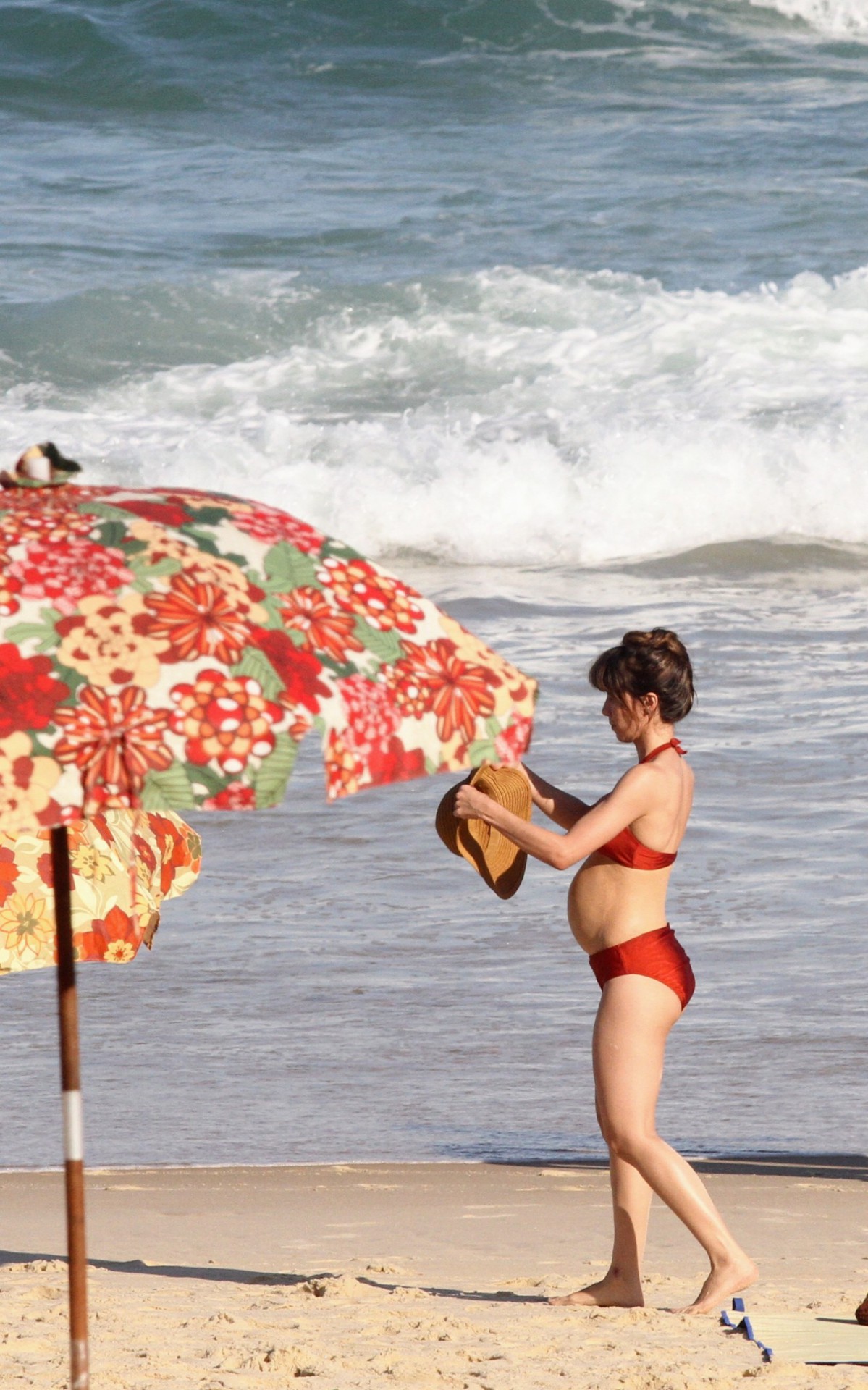 Marjorie Estiano grava cenas da s&eacute;rie 'Fim' na Praia de Ipanema, na Zona Sul do Rio, na manh&atilde; desta quarta-feira