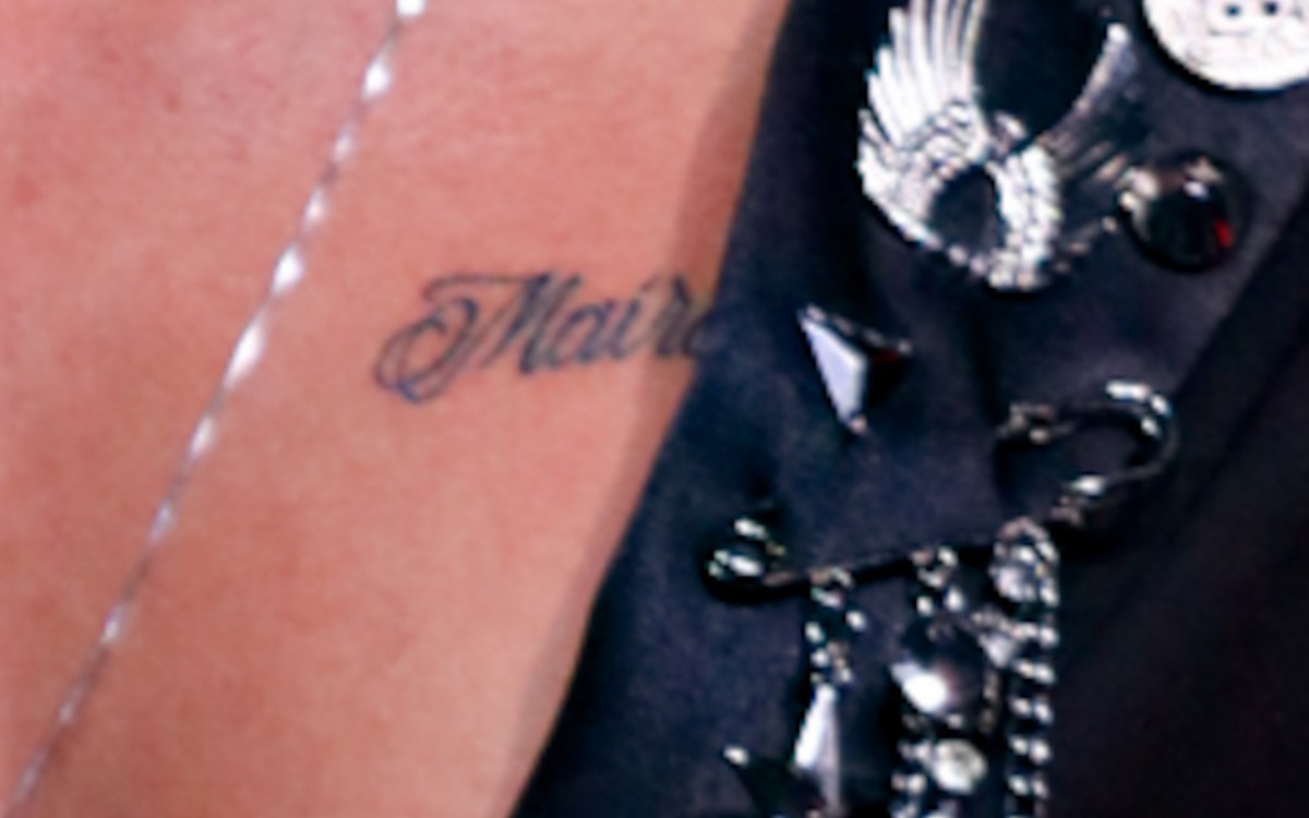 Arthur Aguiar tatua nome de Ma&iacute;ra Cardi no peito