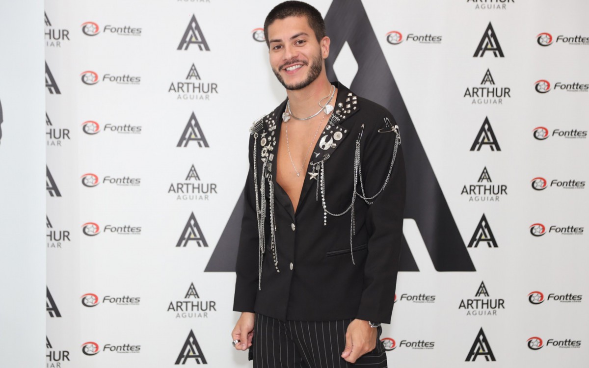Arthur Aguiar exibe tatuagem com o nome de Ma&iacute;ra Cardi no peito