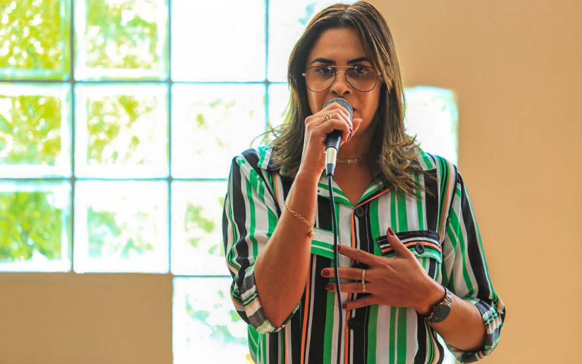 Adriana Ribeiro explicou que j&aacute; s&atilde;o 98 assistentes sociais atuando nas Policl&iacute;nicas, Unidades B&aacute;sicas de Sa&uacute;de, Unidades de Sa&uacute;de da Fam&iacute;lia, urg&ecirc;ncias e emerg&ecirc;ncias e programas de sa&uacute;de