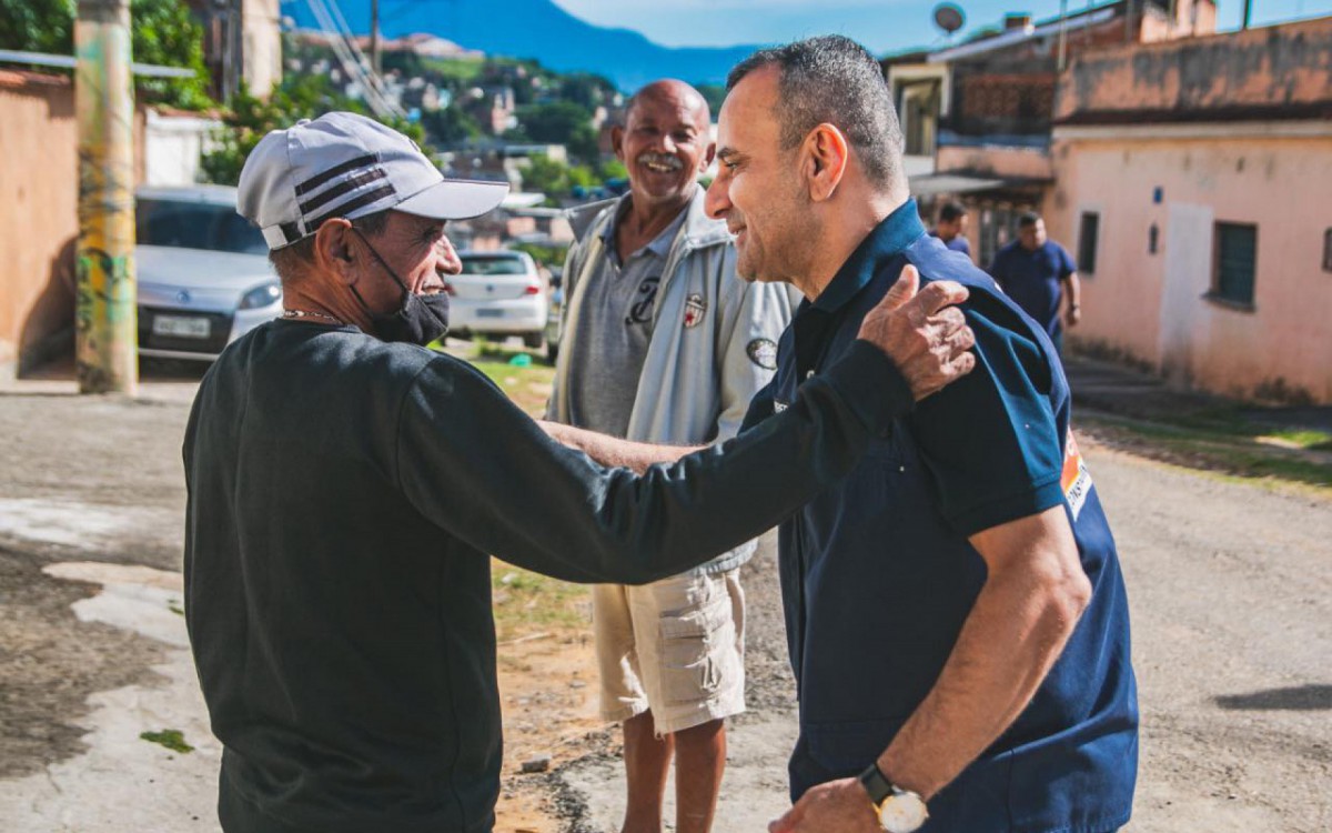 O prefeito Waguinho cumprimentou os moradores nos bairros Bom Pastor e no Complexo da Guacha na a&ccedil;&atilde;o de retirada das barricadas