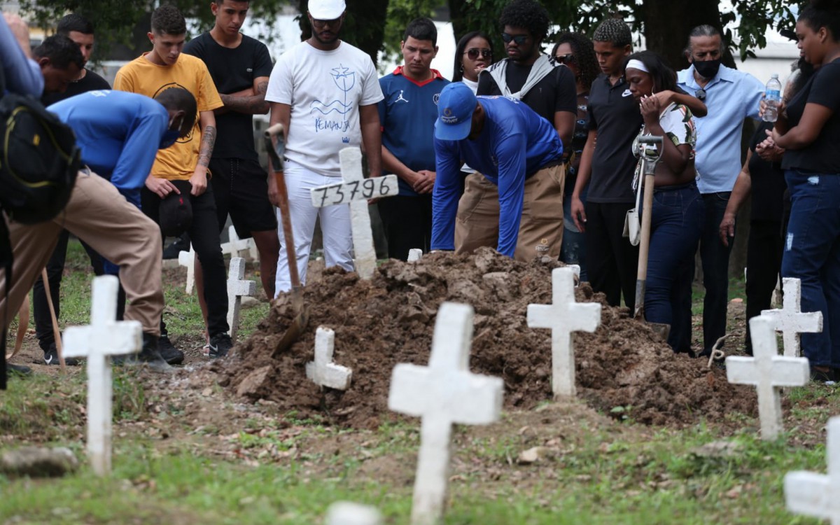 Fam&iacute;lia e amigos participam de despedida a Gabrielle Ferreira da Cunha, de 41 anos, morta durante opera&ccedil;&atilde;o policial na Vila Cruzeiro