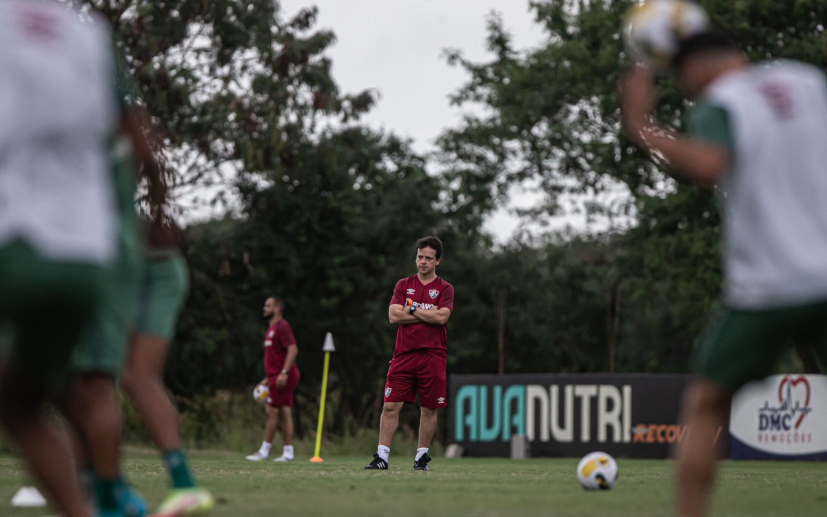 T&eacute;cnico Fernando Diniz no treino do Fluminense