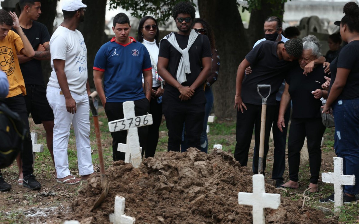 Fam&iacute;lia e amigos participam de despedida a Gabrielle Ferreira da Cunha, de 41 anos, morta durante opera&ccedil;&atilde;o policial na Vila Cruzeiro