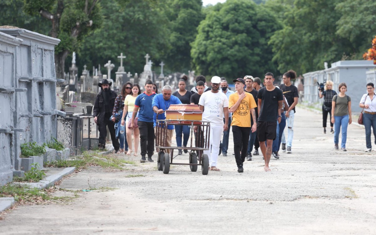 Fam&iacute;lia e amigos participam de despedida a Gabrielle Ferreira da Cunha, de 41 anos, morta durante opera&ccedil;&atilde;o policial na Vila Cruzeiro