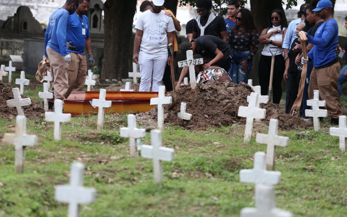 Fam&iacute;lia e amigos participam de despedida a Gabrielle Ferreira da Cunha, de 41 anos, morta durante opera&ccedil;&atilde;o policial na Vila Cruzeiro