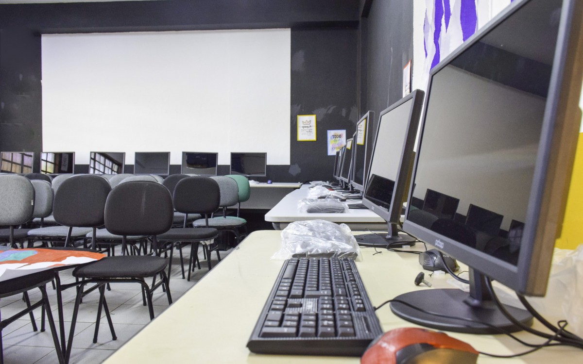Laborat&oacute;rios j&aacute; foram montados em 6 das 18 escolas municipais 