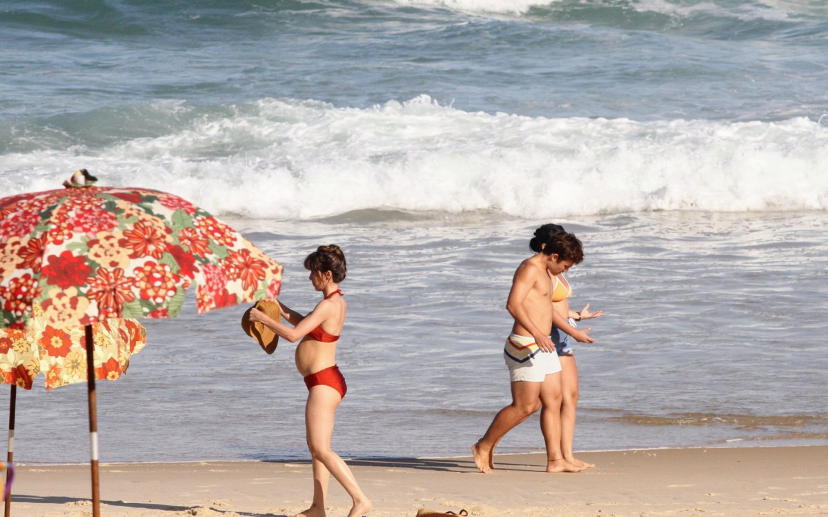Marjorie Estiano grava cenas da s&eacute;rie 'Fim' na Praia de Ipanema, na Zona Sul do Rio, na manh&atilde; desta quarta-feira