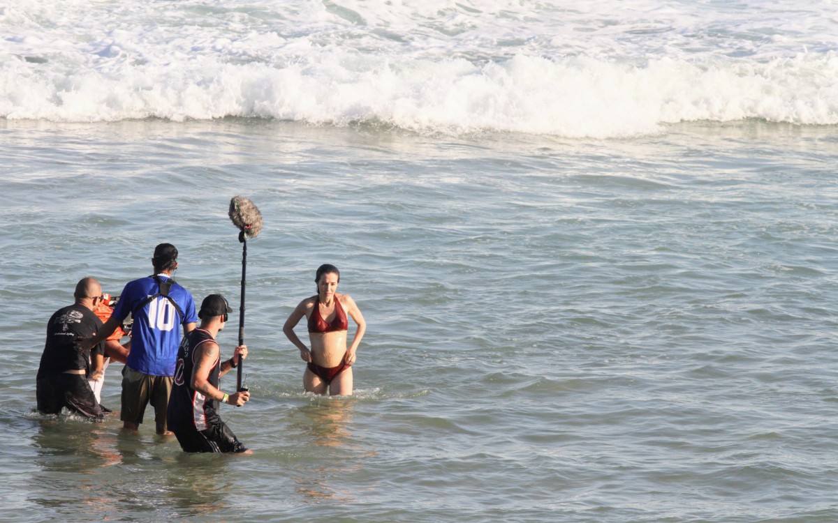 Marjorie Estiano grava cenas da s&eacute;rie 'Fim' na Praia de Ipanema, na Zona Sul do Rio, na manh&atilde; desta quarta-feira