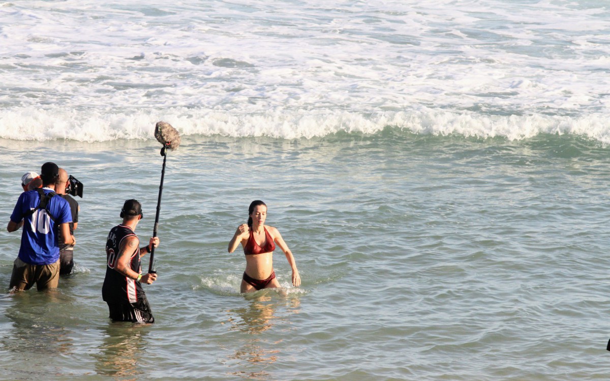 Marjorie Estiano grava cenas da s&eacute;rie 'Fim' na Praia de Ipanema, na Zona Sul do Rio, na manh&atilde; desta quarta-feira