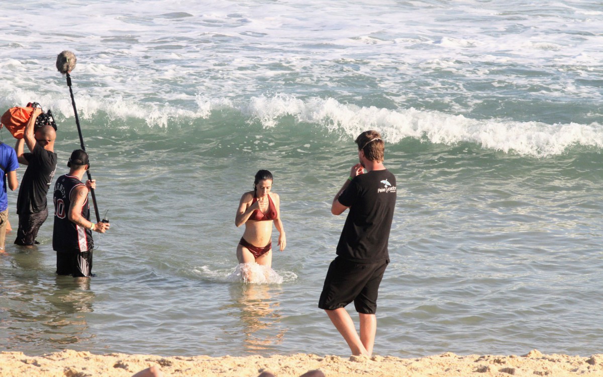 Marjorie Estiano grava cenas da s&eacute;rie 'Fim' na Praia de Ipanema, na Zona Sul do Rio, na manh&atilde; desta quarta-feira