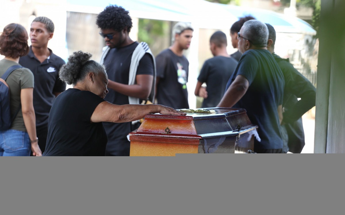 Rio,25/05/2022-CAJU, Zona Portuaria, cemiterio do Caju, sepultamento de Gabriele Ferreira da Cunha, morta apos ser baleada durante operacao policial na comunidade da Vila da Penha. Na foto. Divone Ferreira da Cunha(Mae).Foto: Cleber Mendes/Ag&Atilde;&ordf;ncia O Dia      