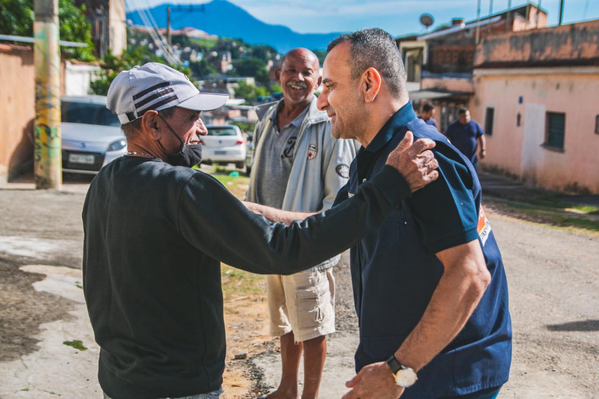 O prefeito Waguinho cumprimentou os moradores nos bairros Bom Pastor e no Complexo da Guacha na ação de retirada das barricadas - Divulgação