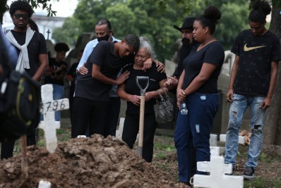 'Não quis e não quero saber da onde veio a bala', diz mãe de cabeleireira vítima de confronto na Vila Cruzeiro