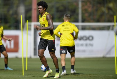 Jornalista detona atacante do Flamengo e indica ao Botafogo: 'Chama o Textor'