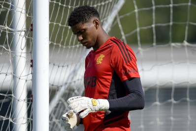 Flamengo teria dado aval para intermediários buscarem negociação na Europa para Hugo Souza