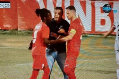 Vídeo: Dono de time invade campo e causa atrito após escolher batedor de pênalti