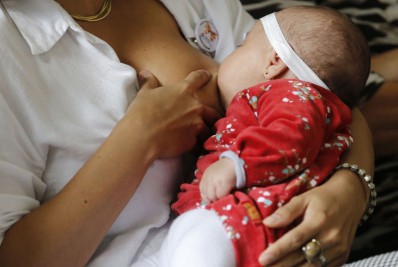 Lojas fazem promoções irregulares de produtos que provocam desmame precoce, aponta pesquisa