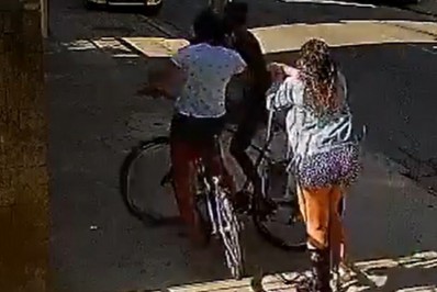 Vídeo: Adolescente é agredida com socos durante assalto na Zona Norte