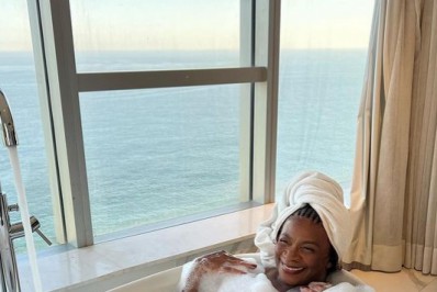 Zezé Motta posa dentro da banheira de espuma: 'Toda preta merece'