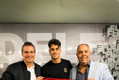 Campeão da Libertadores vai a jogo do Flamengo no Maracanã e recebe camisa de presente